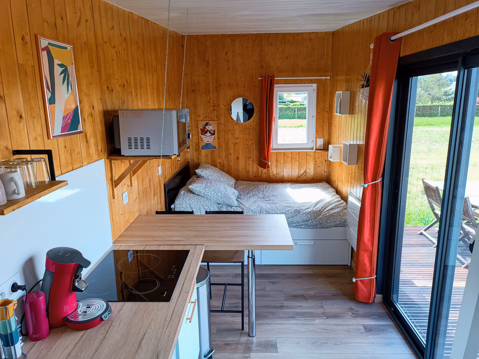 Chambre cocon de la tiny house avec literie soignée